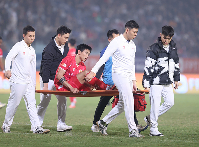 Văn Hậu chấn thương không nghiêm trọng - Ảnh: Minh Tuấn