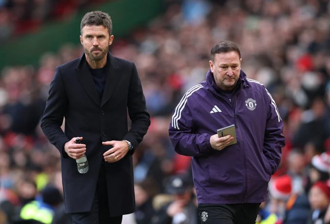 Carrick đang chơi tất tay tại MU với phong cách đơn giản, phóng khoáng