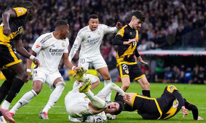 Diaz bị phạm lỗi ở những phút bù giờ