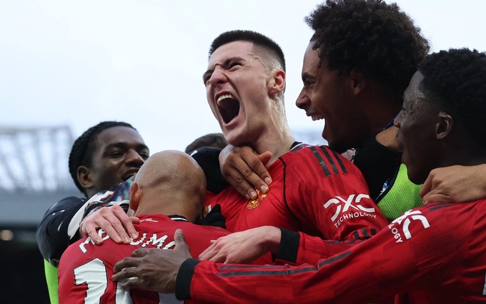 Đồng đội chia vui với Sesko