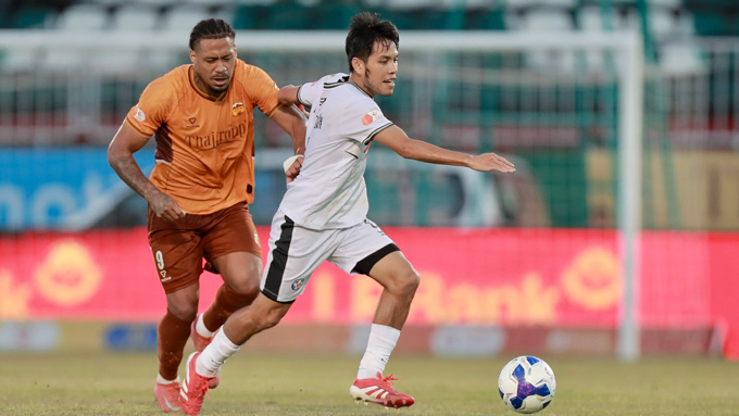 SHB.ĐN (áo trắng) đã rơi xuống đáy bảng sau trận thua HAGL tại Pleiku. Ảnh - Minh Trần