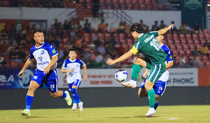 May mắn chấn thương của Công Phượng không đáng ngại, có thể nghỉ ngơi ít tuần là có thể trở lại thi đấu - Ảnh: TTĐN