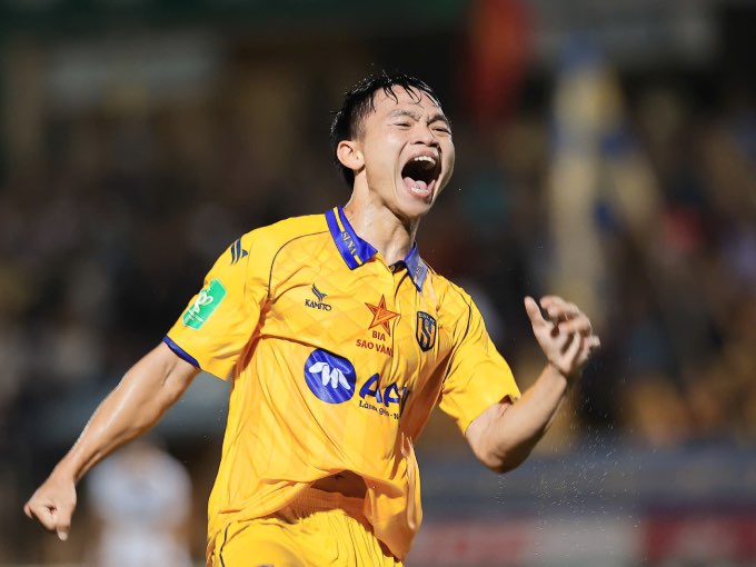 Hồ Văn Cường đứt dây chằng đầu gối, phải nghỉ hết mùa giải năm nay - Ảnh: Đức Cường 