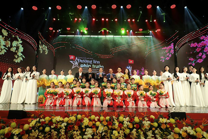 Phó Thủ tướng Mai Văn Chính, Bộ trưởng Bộ VHTTDL Nguyễn Văn Hùng cùng các đại biểu chụp ảnh lưu niệm với các nghệ sĩ tham gia chương trình