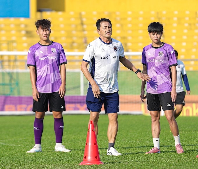 HLV Ueno Nobuhiro chỉ đạo cầu thủ trong một buổi tập - Ảnh: FBNV