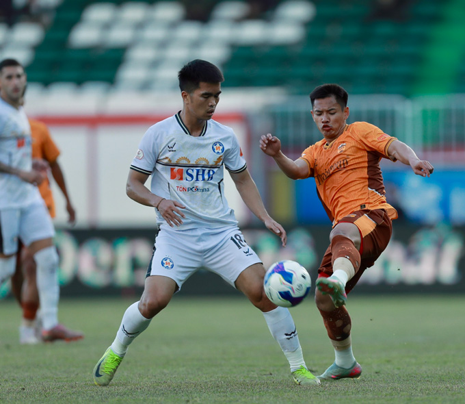 Phi Hoàng (áo trắng) cùng SHB.ĐN thất bại trước HAGL. Ảnh - Minh Trần