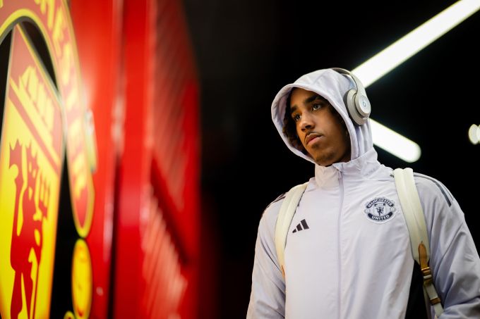 Leny Yoro đang mất tích tại MU