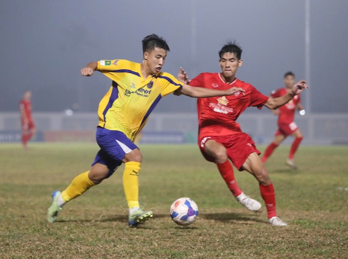 Pha tranh bóng quyết liệt của cầu thủ Bắc Ninh (áo vàng) và Long An. Ảnh: CTV