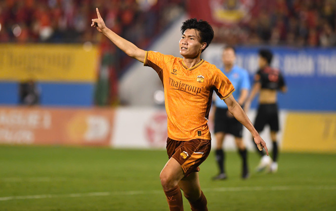 Mình Tâm mở tỉ số cho HAGL sau sai lầm của đội chủ nhà. Ảnh - Đức Cường