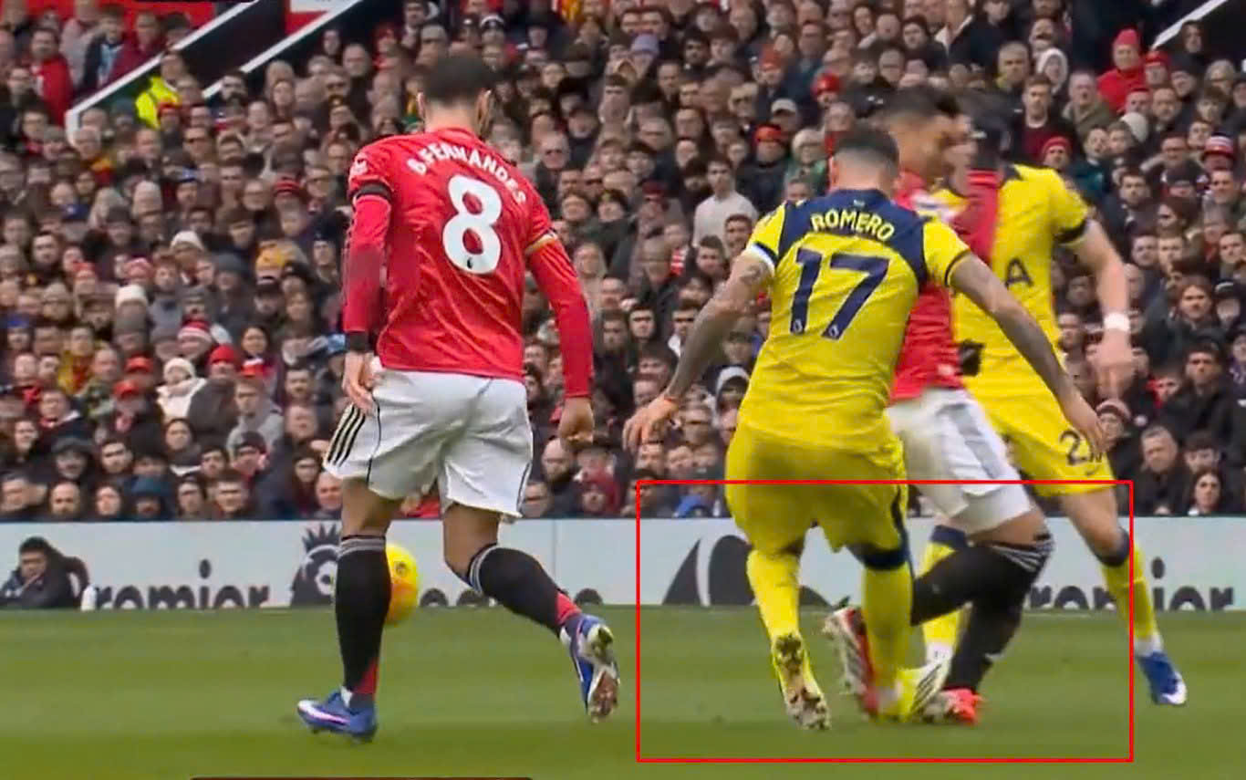 Pha phạm lỗi khiến Romero bị truất quyền thi đấu