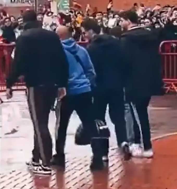 Mbeumo khập khiễng rời sân sau trận MU thắng Tottenham