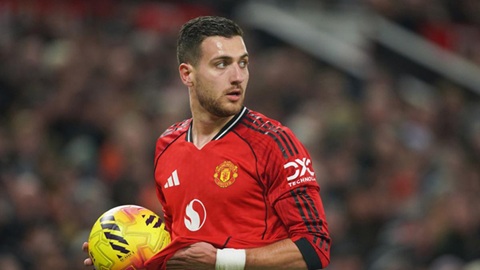  'Dalot không phải vật tế thần, cậu ấy xứng đáng được tôn trọng hơn!'