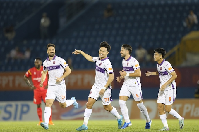 Niềm vui của Tấn T khi có bàn thắng mở tỷ số ở vòng 13. Ảnh: Quốc An