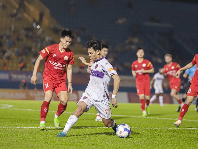 Tấn T đã có một trận đấu ấn tượng và ghi bàn thắng, nhưng rất tiếc Becamex TP.HCM lại thua. Ảnh: Quốc An