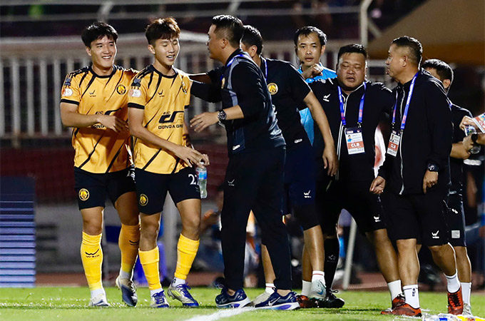 Với màn trình diễn cực kỳ ấn tượng, Thanh Hóa đã được bầu Đệ - cựu chủ tịch của đội bóng thưởng nóng 300 triệu đồng - Ảnh: Anh Khoa 