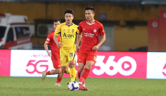 SLNA (ào vàng) hạ gục Thể Công với tỷ số đậm 4-1. Ảnh: Đức Cường 