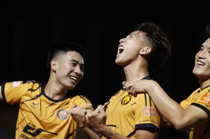 Niềm vui của cầu thủ Thanh Hoá sau trận thắng CATP.HCM. Ảnh: Anh Khoa 