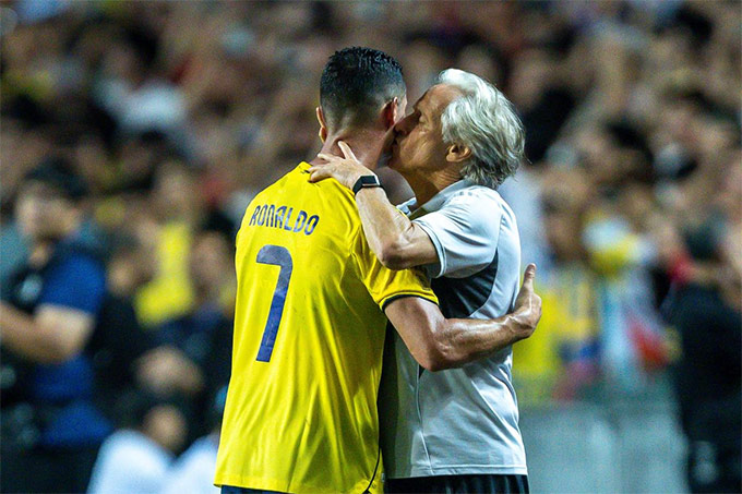 HLV Jesus bênh vực Ronaldo