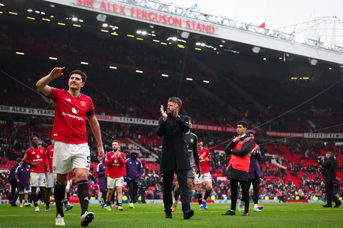 Cách MU của Carrick áp đặt đối phương khi đá hơn người