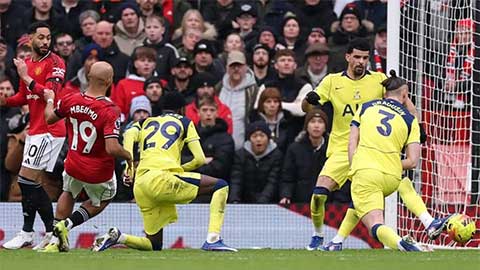  MU khai thác cầu thủ đứng ngoài vòng cấm ở các quả phạt góc thế nào? 