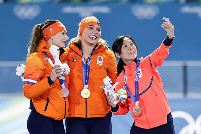 Jutta Leerdam (giữa) hân hoan với tấm HCV Olympic mùa Đông