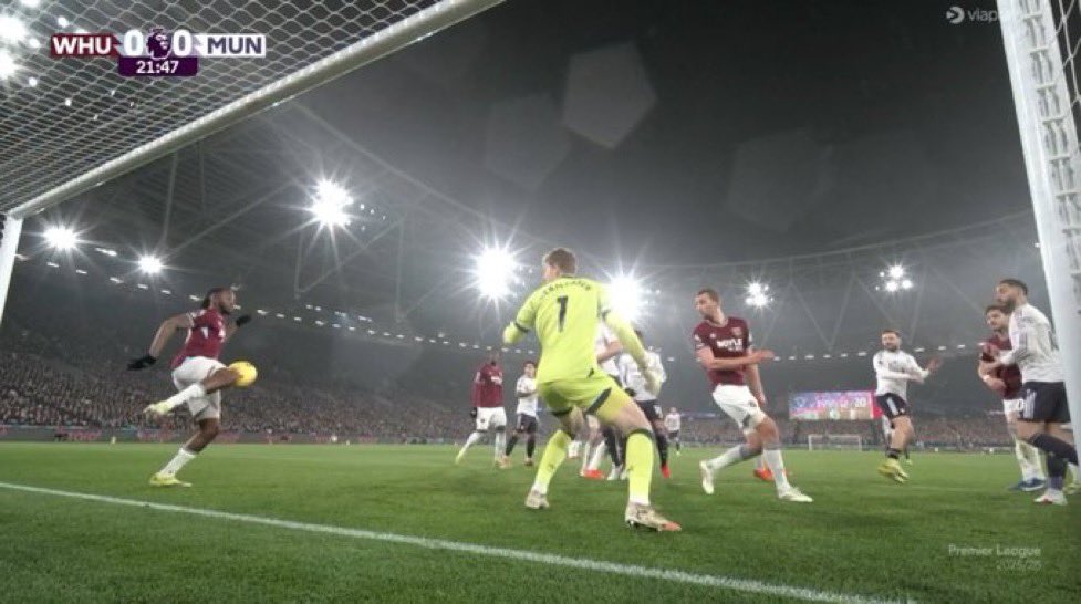 Pha cứu thua tương đương với 1 bàn thắng của Wan-Bissaka