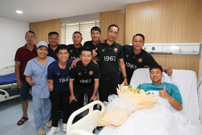 Ban huấn luyện đội Thanh Hoá vào thăm Thái Sơn vừa phẫu thuật. Ảnh: FBNV 