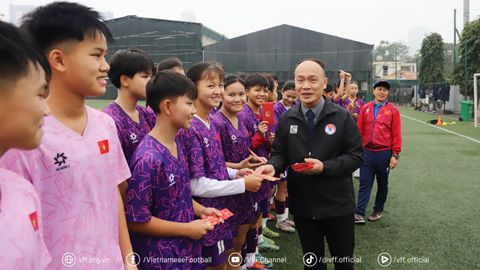  Lãnh đạo VFF chúc Tết 2 đội dự tuyển nữ trẻ Việt Nam