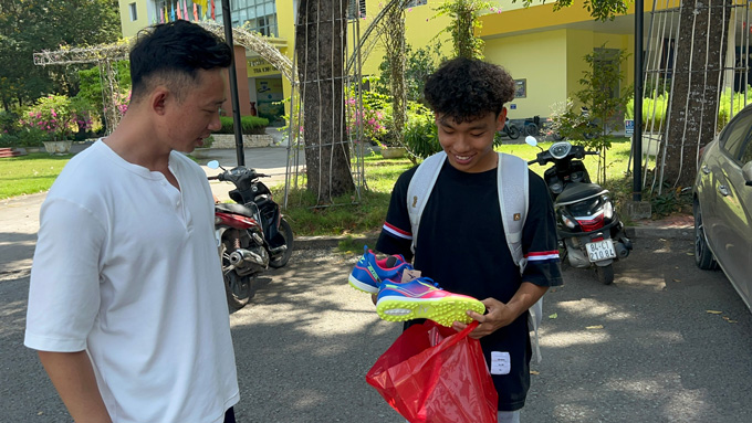 Châu Ngọc Quang tặng quà cho một sinh viên Trường đại học Trà Vinh