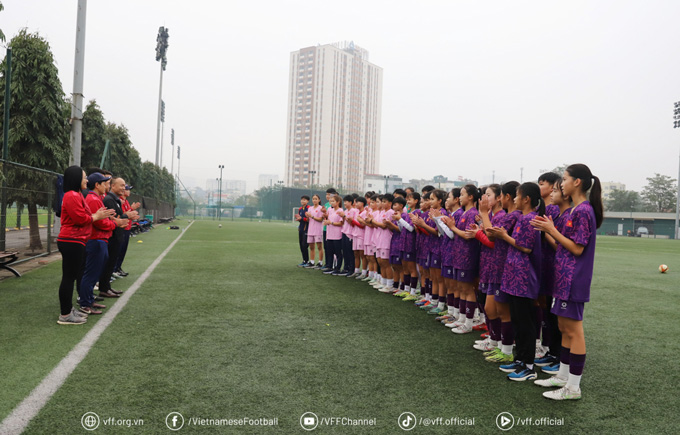 Tổng Thư ký VFF Nguyễn Văn Phú ghi nhận sự nỗ lực, tinh thần tập luyện nghiêm túc của các cầu thủ trong thời gian qua