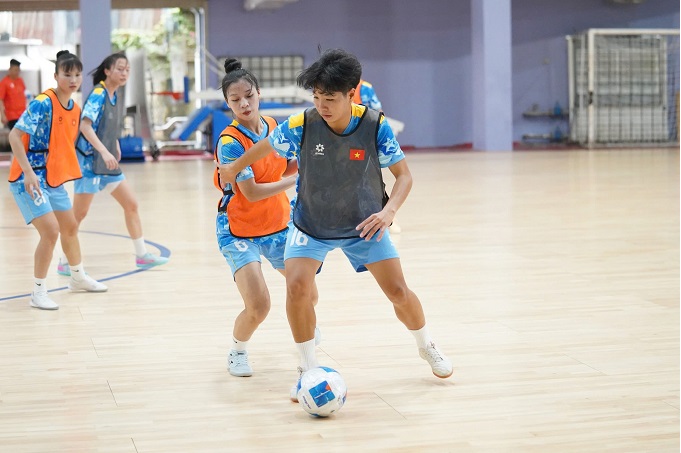 ĐT futsal nữ Việt Nam đang tập luyện tại TP.HCM. Ảnh: Khắc Điền 