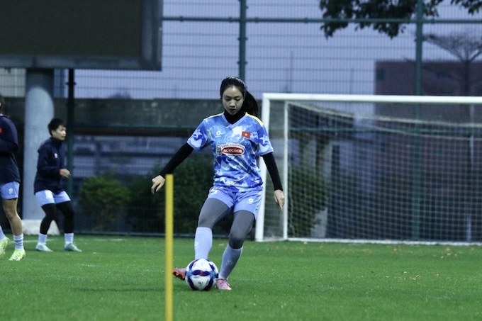 Thanh Nhã và đồng đội trong chuyến tập huấn tại Thâm Quyến (Trung Quốc)