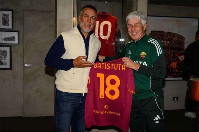 Batistuta đã trở lại Roma sau 23 năm