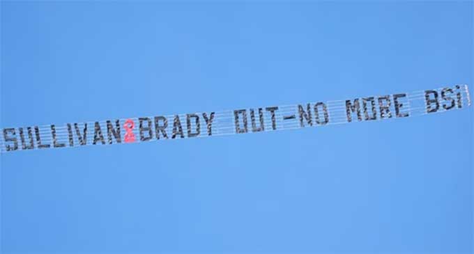 CĐV West Ham gửi thông điệp phản đối chủ sở hữu CLB