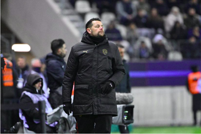 Pierre Sage giữ cho đôi chân các học trò luôn trên mặt đất