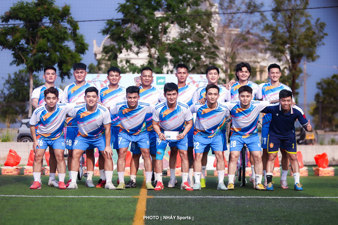 Không chỉ tỏa sáng trên sân cỏ, anh còn chung tay trao quà Tết cho các gia đình có hoàn cảnh khó khăn, mang đến một mùa xuân ấm áp hơn.