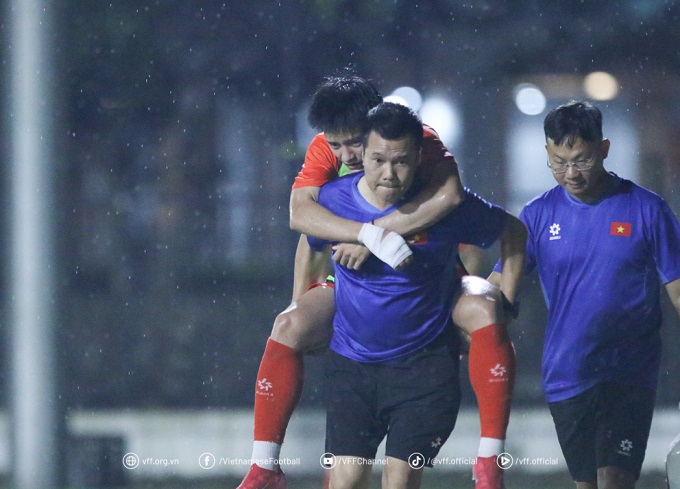 Trước thềm giải đấu, chấn thương rách bắp chân tưởng chừng khiến anh lỡ hẹn – giống người đồng đội Bùi Vĩ Hào nhưng sự kiên nhẫn của HLV Kim Sang Sik cùng ý chí cá nhân đã giúp anh trở lại mạnh mẽ.