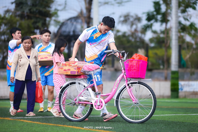 Những chiếc xe đạp được gửi tặng các em học sinh vượt khó như lời động viên thiết thực, tiếp thêm động lực để các em vững bước đến trường.