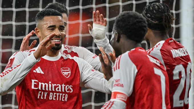 Bóng lăn đêm qua: Arsenal đi tiếp ở FA Cup, Napoli chia điểm với Roma