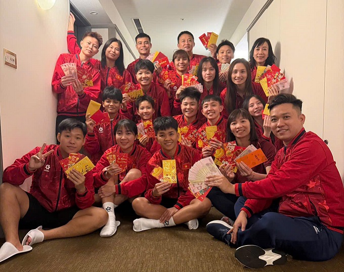 Các thành viên của ĐT futsal nữ Việt Nam nhận lì xì nhân dịp Tết Bính Ngọ 
