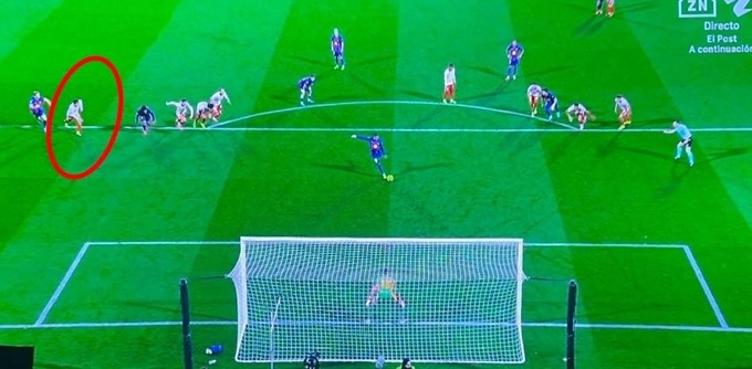 Cả Frenkie de Jong và Bryan Gil đều đã xâm nhập vòng cấm trước khi Yamal chạm bóng.