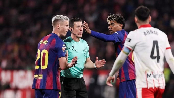 Trọng T Cesar Soto Grado có một loạt quyết định bất lợi cho Barca trong trận gặp Girona.