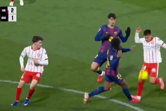 Pha va chạm giữa Echeverri và Kounde trước tình huống Fran Beltran ghi bàn thứ 2 cho Girona.