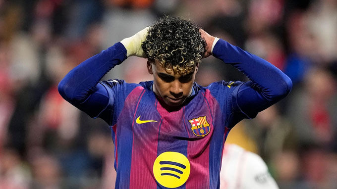 Yamal đá hỏng phạt đền