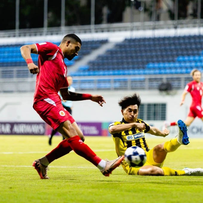 CAHN (áo đỏ) sớm nói lời chia tay với tất cả các giải đấu cúp trong mùa 2025/26