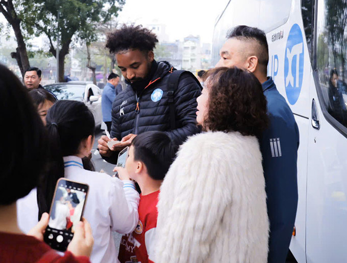 Xuân Son được CĐV Nam Định xin chữ ký đầu năm - Ảnh: Phương Thuý