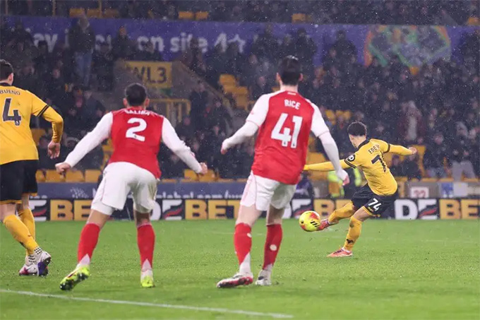 Cú sút của Tom Edozie khiến Arsenal mất 2 điểm quý giá