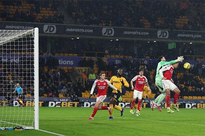 Pha bóng lộn xộn trước khung thành Raya