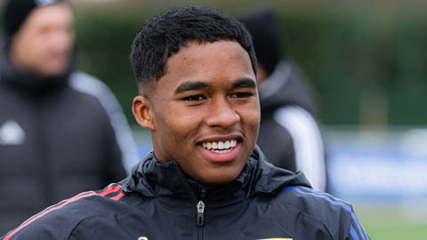  Endrick đứng chờ ở cửa, bắt phạt đồng đội đi trễ