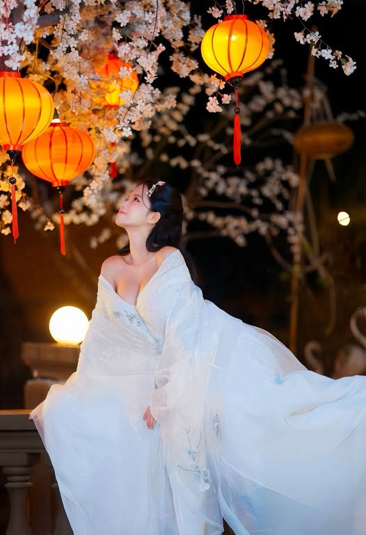 Hot girl Nguyễn Hữu Kiều Oanh gây sốt với bộ ảnh Tết